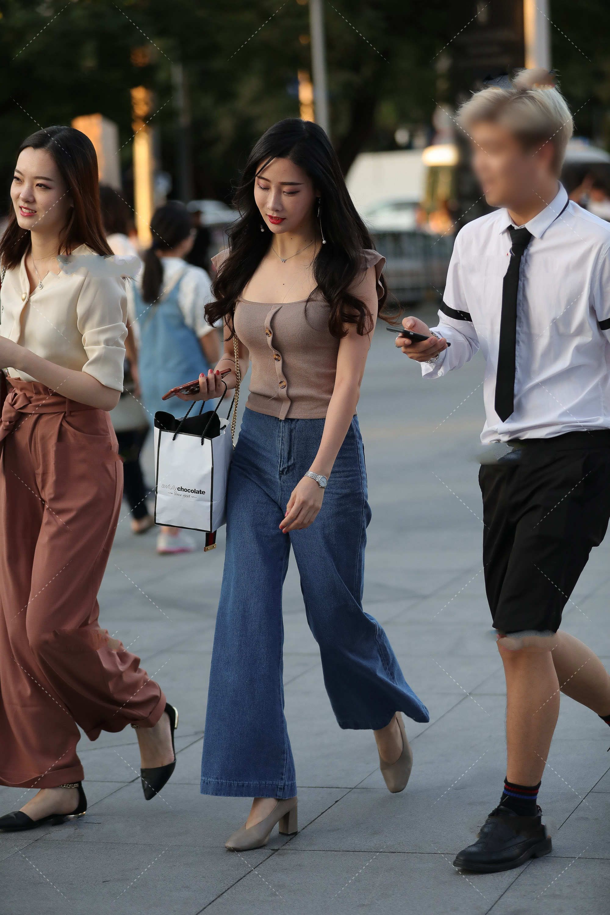 浅啡色|甜美又优雅的穿搭,飞飞袖小衫配牛仔阔腿裤,轻松穿出靓丽的造型