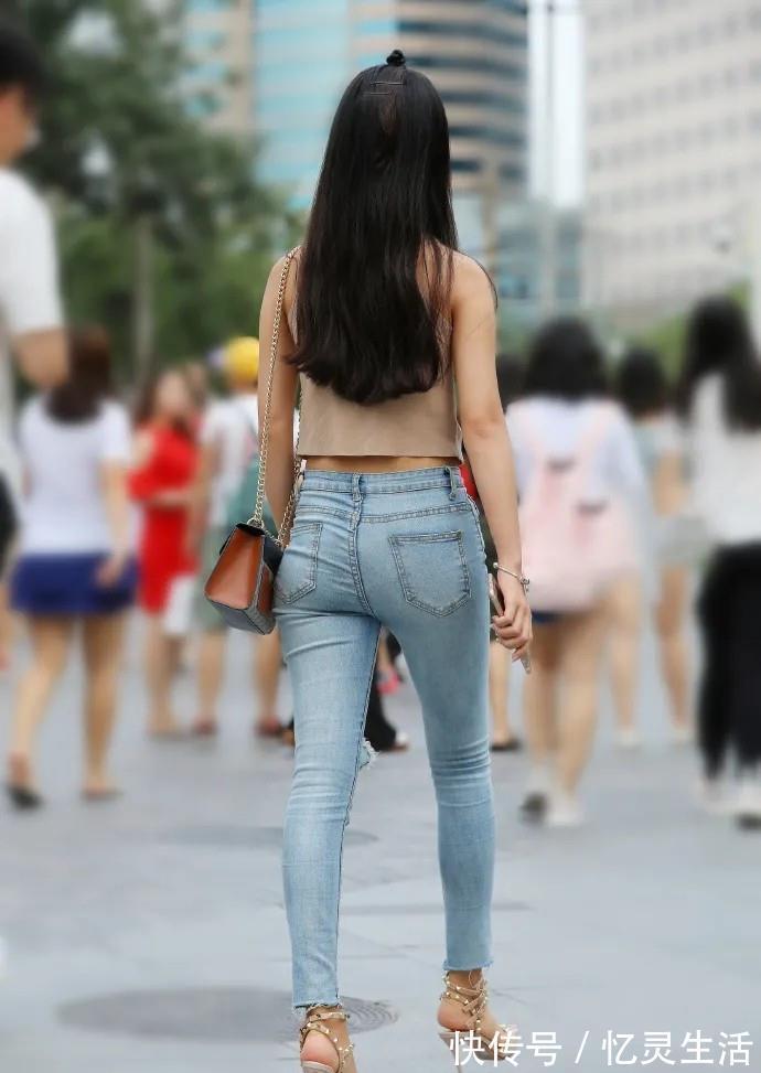 女生们 无袖款T恤,与修身长牛仔裤搭配,时髦有型韵味十足