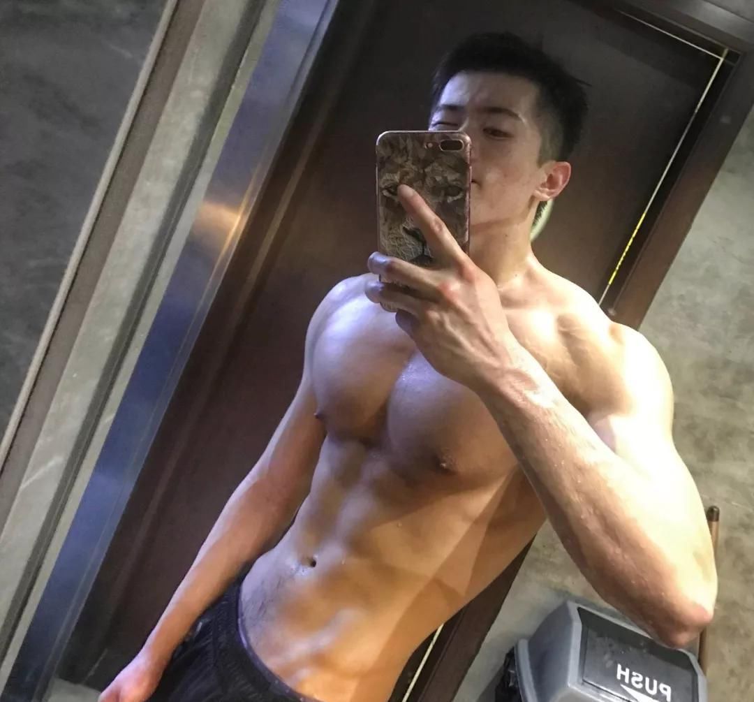 小蛮腰|186cm肌肉体育生,极致身材太诱人!撩衣健身照撩粉不断