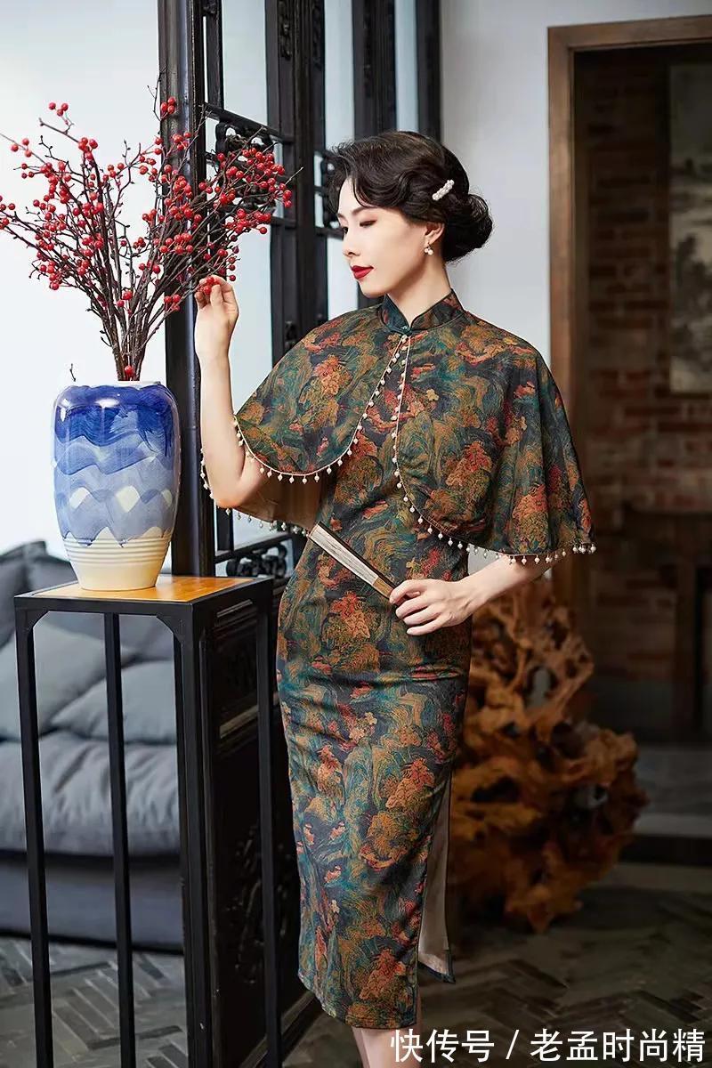 领扣|有一种叫斗篷的小确幸,搭配旗袍走高调的冷感时髦,到哪都是焦点