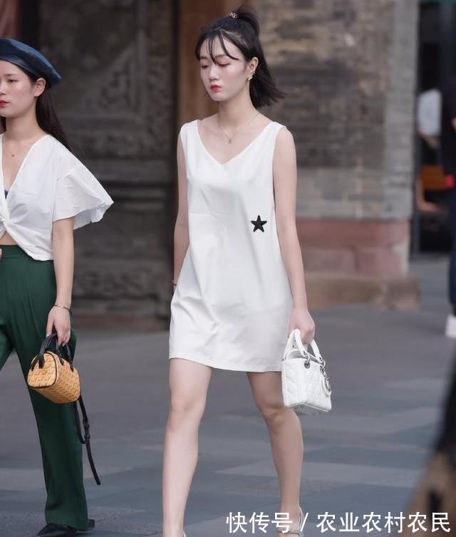 白衣 白裙再加上一点“特别”的搭配就能体现曼妙的身姿,自然又清新!