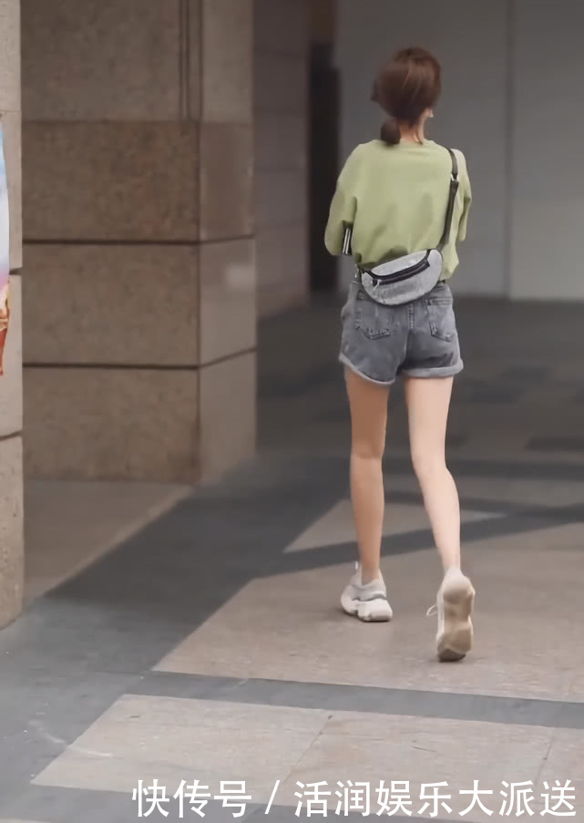 小姐姐|穿搭清爽的小姐姐，一脚跨过两级宽台阶，旁边阿姨怕是假腿吧