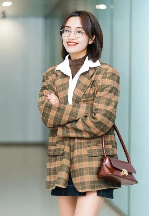 别再披头散发了！2021年这4款发型才够美够撩人