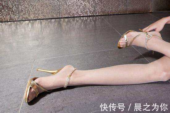 丝袜 一双高贵的金色高跟鞋,搭配薄丝袜都迷人优雅
