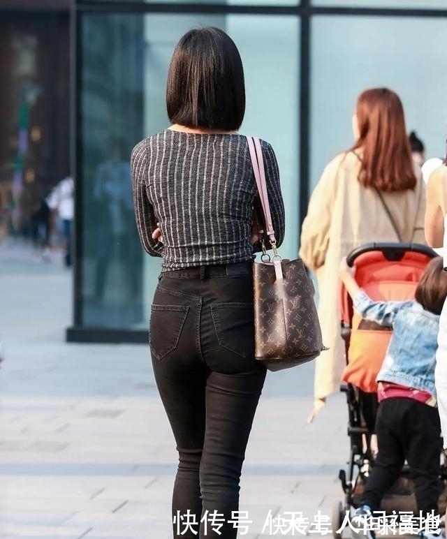 牛仔裤 女人再懒也少穿运动鞋,如今流行:牛仔裤+奶奶鞋,时髦又洋气!