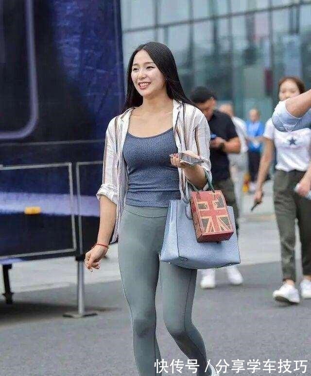 女性朋友 蓝色打底裤搭配甜美时尚上衣,变得更加时尚,让自己看起来高挑!