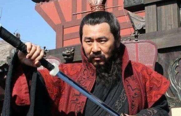 曹操|曹操的五大谋士中,为何只有贾诩笑到最后?易中天:做人有大智慧