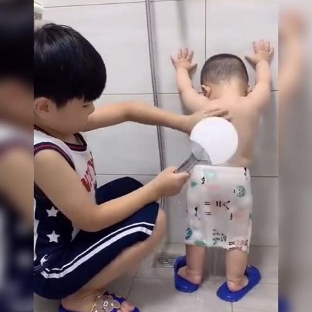 弟弟|弟弟享受哥哥“搓澡服务”的姿势走红,网友果然还是小的待遇好