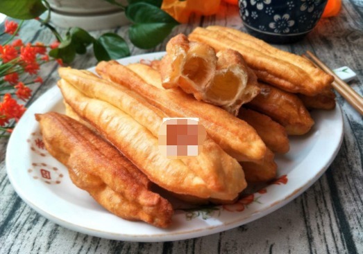 1斤面粉,2个鸡蛋,教你做空心小油条,蓬松柔软,做法简单快捷!