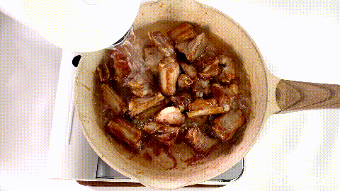 手指|酸甜可口的糖醋排骨,小火炒糖色,好吃到舔手指