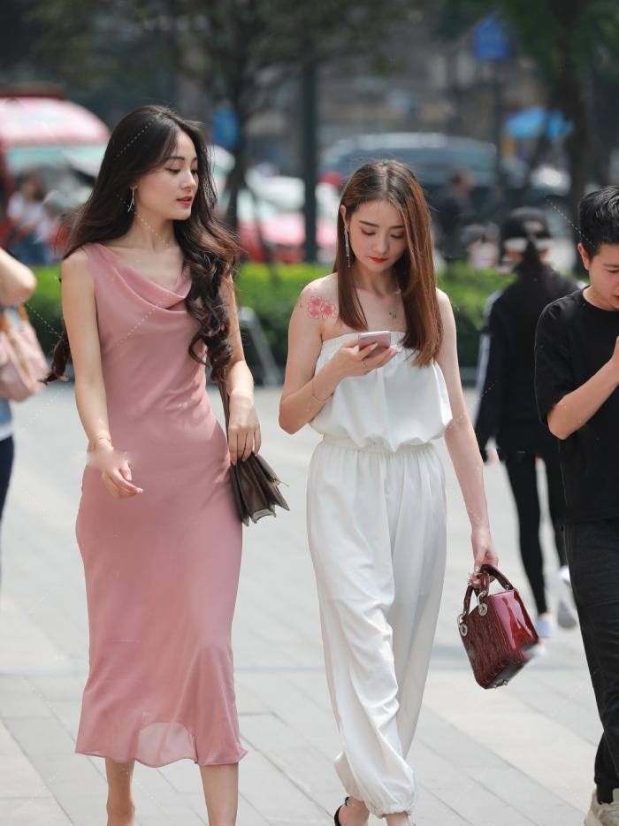 无论是裙子还是裤子,风格都要选择流行的,让你的造型变得更漂亮