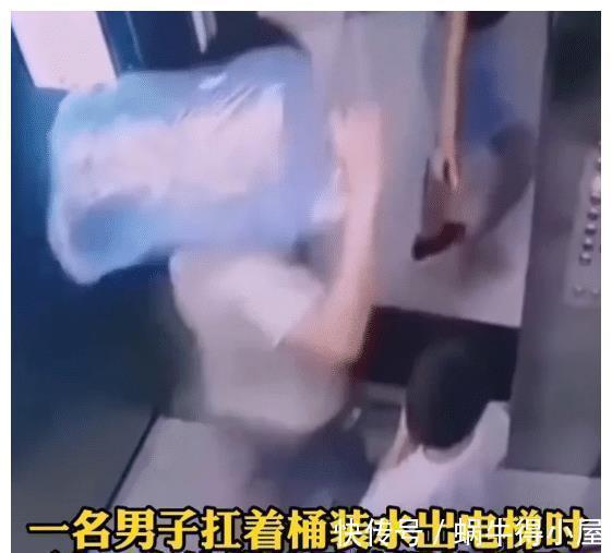 成方圆|“我不是你爹不惯你”,男子出电梯被熊孩子使绊子,转身回踹一脚