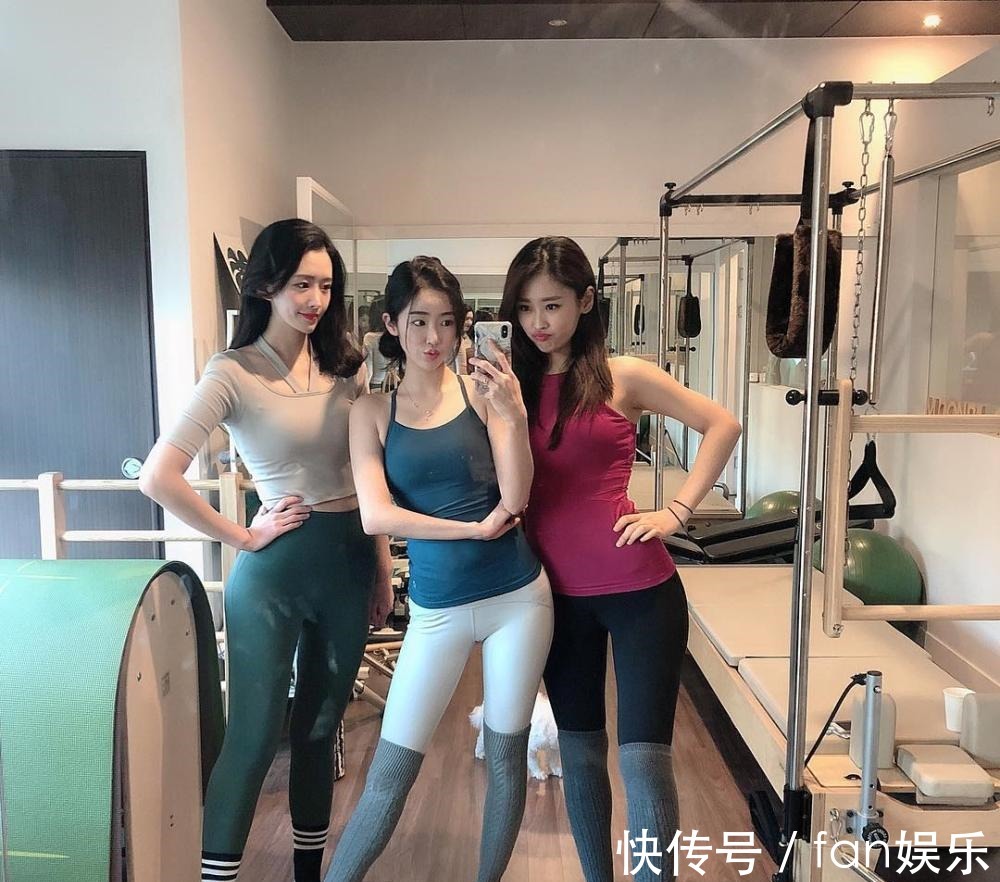 美女 姐妹们喜欢穿打底裤拍美照, 到底是为什么呢!