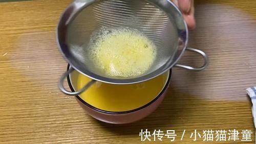 口感|蒸鸡蛋羹切记直接上锅蒸，大厨教你一招，口感嫩得像豆腐，无蜂窝