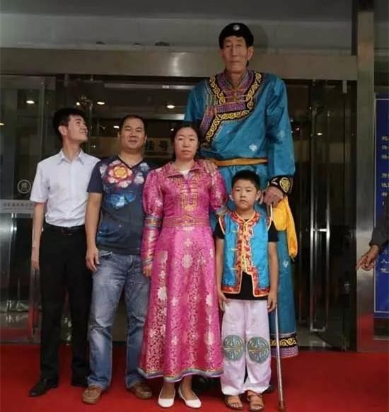 第一男|中国第一男巨人鲍喜顺:12年前不听医生建议生下儿子,如今怎样了