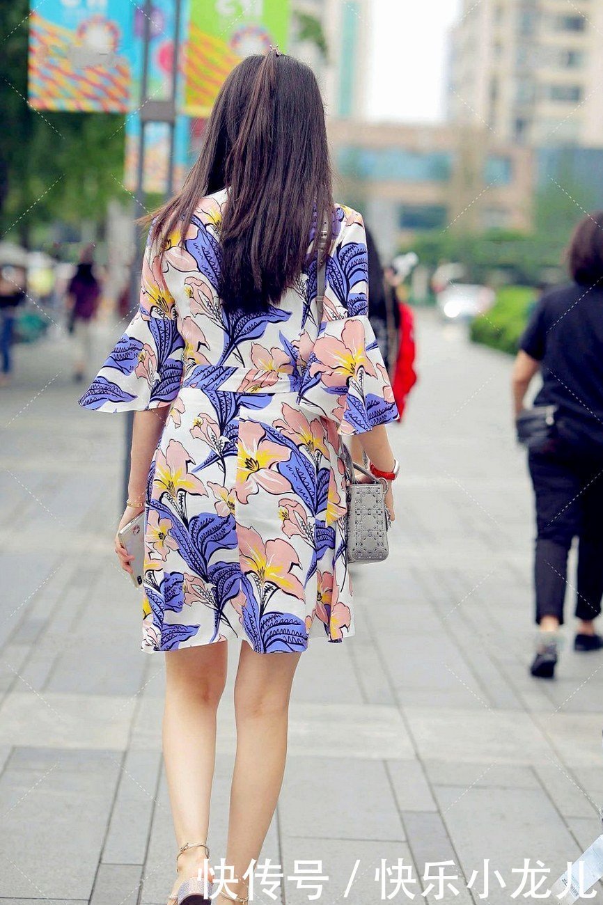 连衣裙穿搭也很美,贵气又显活力
