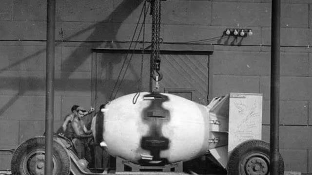 秘密|她是美貌的苏联女间谍，骗取了爱因斯坦的感情，还拿到原子弹秘密