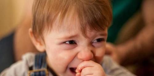 鱼刺|孩子误拿502胶水滴眼睛,妈妈30秒内的处理办法,医生都夸奖