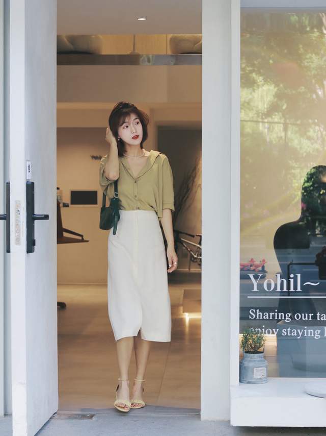 衬衫搭配|秋天的衬衫先别藏起来,搭配上牛仔裤可美了,比你想象中要好看