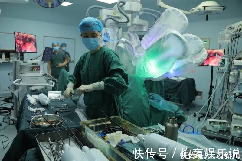 手术|国内首例！交大自研单孔手术机器人展身手