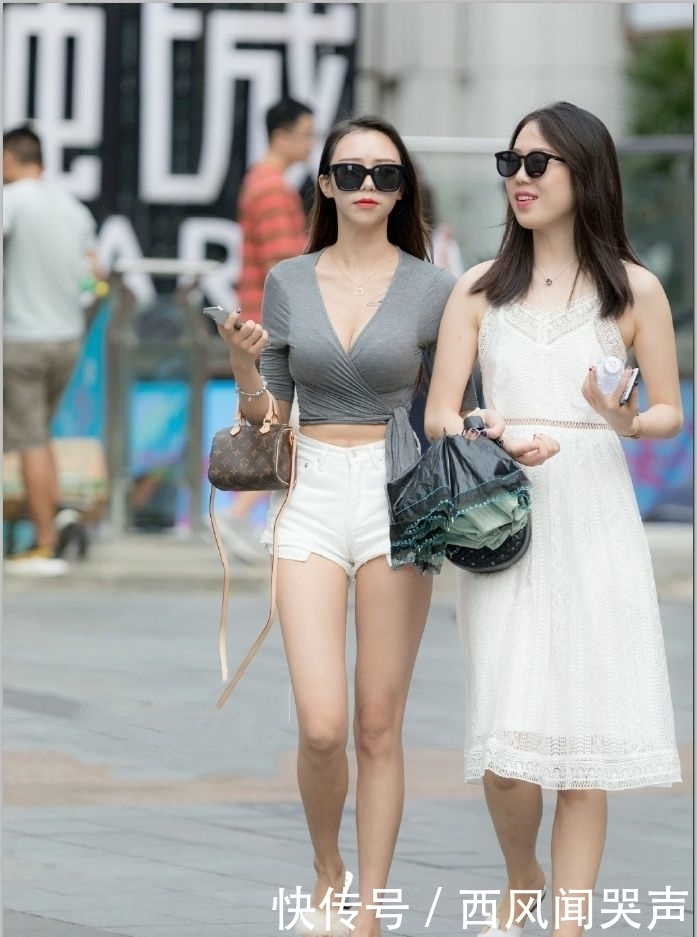 时尚街拍：漂亮的小姐姐穿搭迷人短裤，白皙修长美腿十分抢镜！