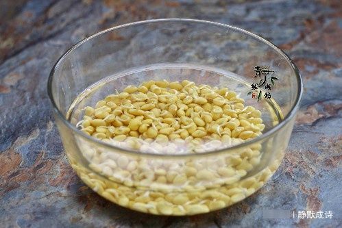 此菜大家要常吃，既清口又營(yíng)養(yǎng)，價(jià)格也便宜，兩塊錢就能做1盤