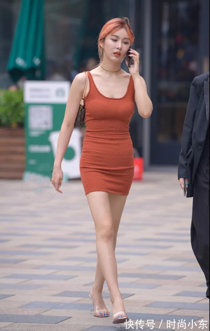 高跟吊带裙美女小姐姐,身材姣好笑容灿烂