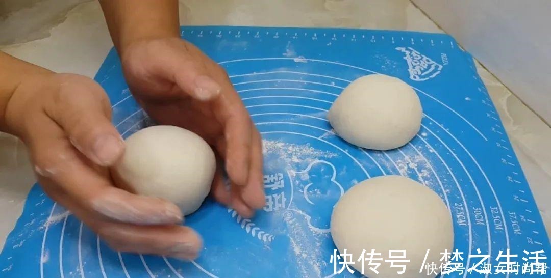 我家烙饼就爱这样做，擀杖卷一卷，张张柔软又劲道，比鸡蛋饼还香