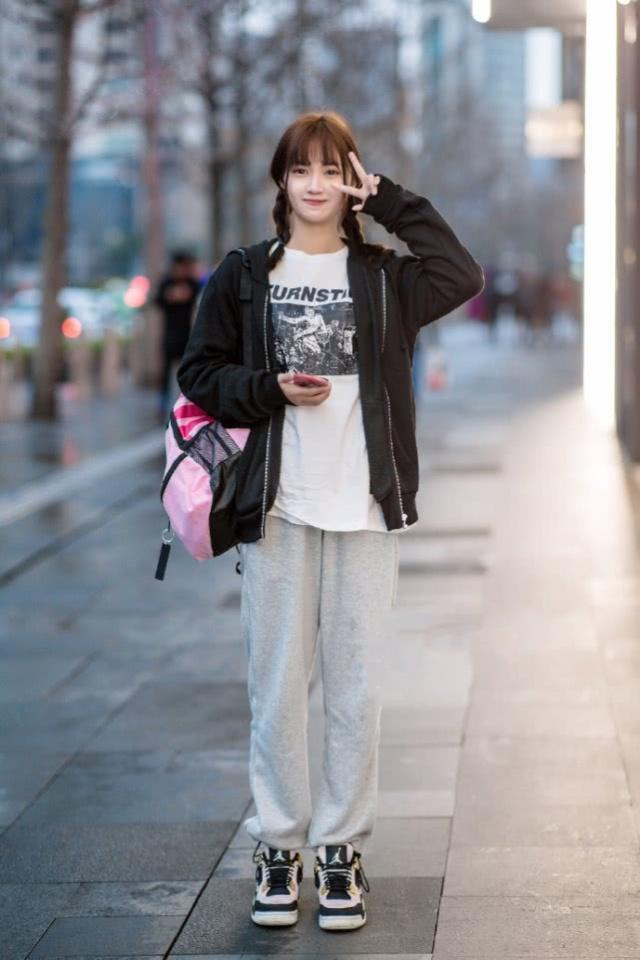 街拍：拥有成熟婉约气质，走在街头的美女，尽显青春靓丽