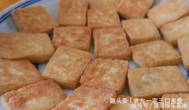 不剩|芹菜别炒着吃了,加一块豆腐,比红烧肉还香,上桌连汤汁都不剩!