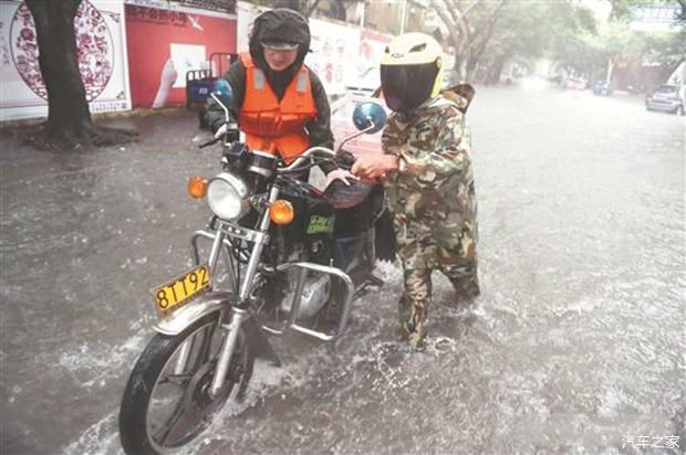 雨季来了 化油器摩托车能随便涉水 现在电喷摩托车行吗 快资讯