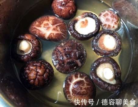 肥厚|泡香菇干,别只会加清水!再加这2样,十分钟快速泡发,干净肥厚