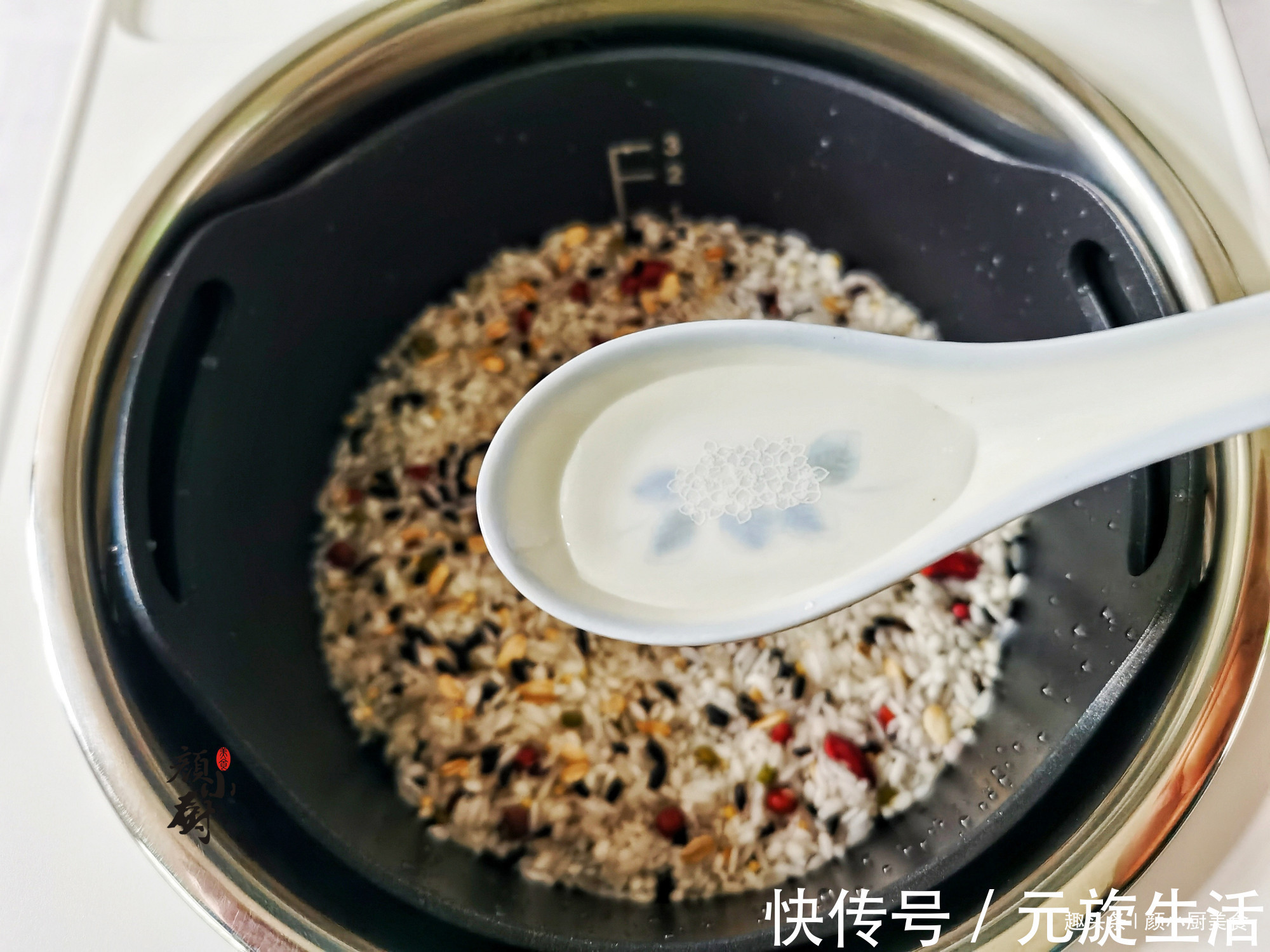 煮米饭时，有人放油，有人放盐，大厨都不对，这样才香！