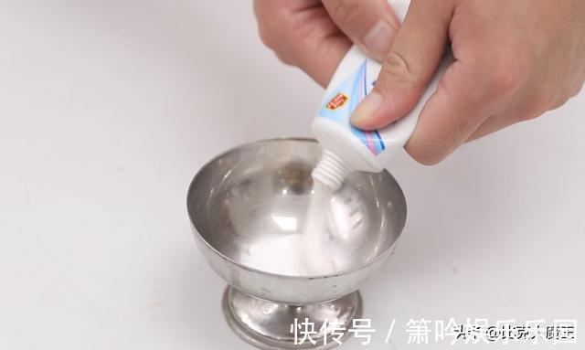 一滴水|白墙脏了不用重新刷,墙壁上抹一点,简单擦一擦就干净,省力省事