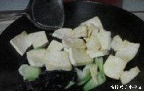 实惠|排毒清肠的家常菜之油菜木耳豆腐，便宜实惠，还能减肥瘦身