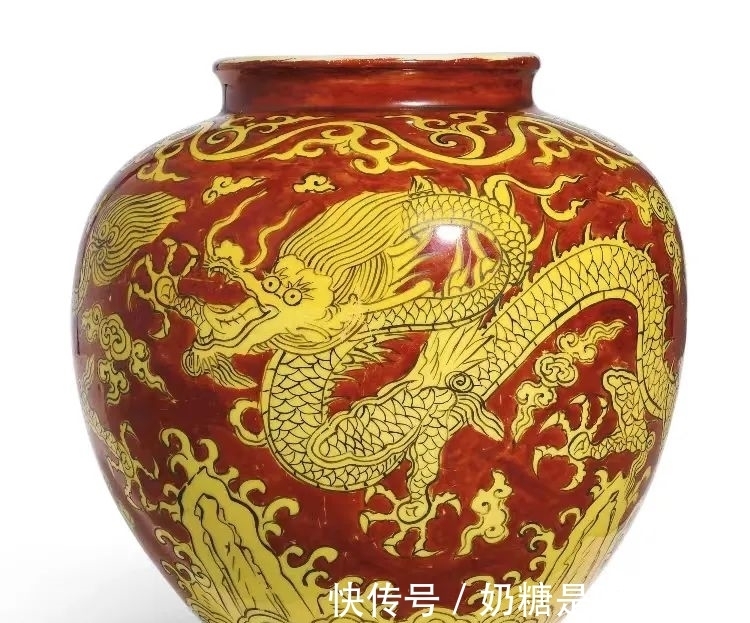 苏富比!中汉二〇二一秋拍|明嘉靖 黄地红彩云鹤八卦纹四方倭角盖盒