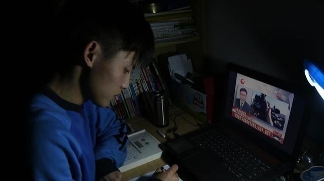 现代人|三个生活方式,容易引起失眠,想更快入睡,最好能改