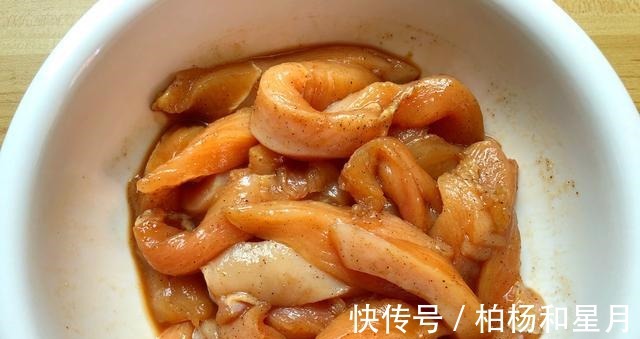 外酥|鸡胸肉不要总炒着吃了,试试这做法,外酥里嫩,吃着特解馋!