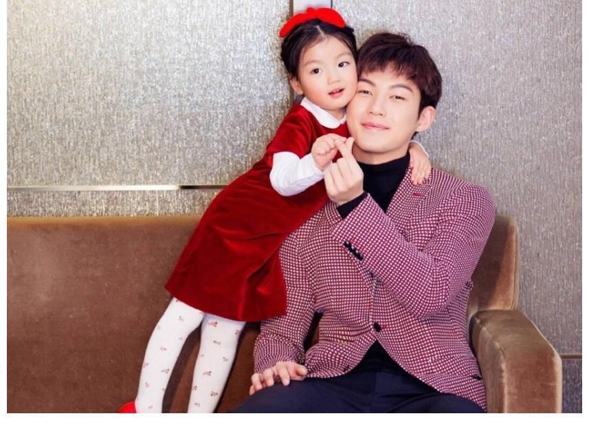 还记得《爸爸去哪儿》的阿拉蕾吗?董力晒出合照,模样变这样了