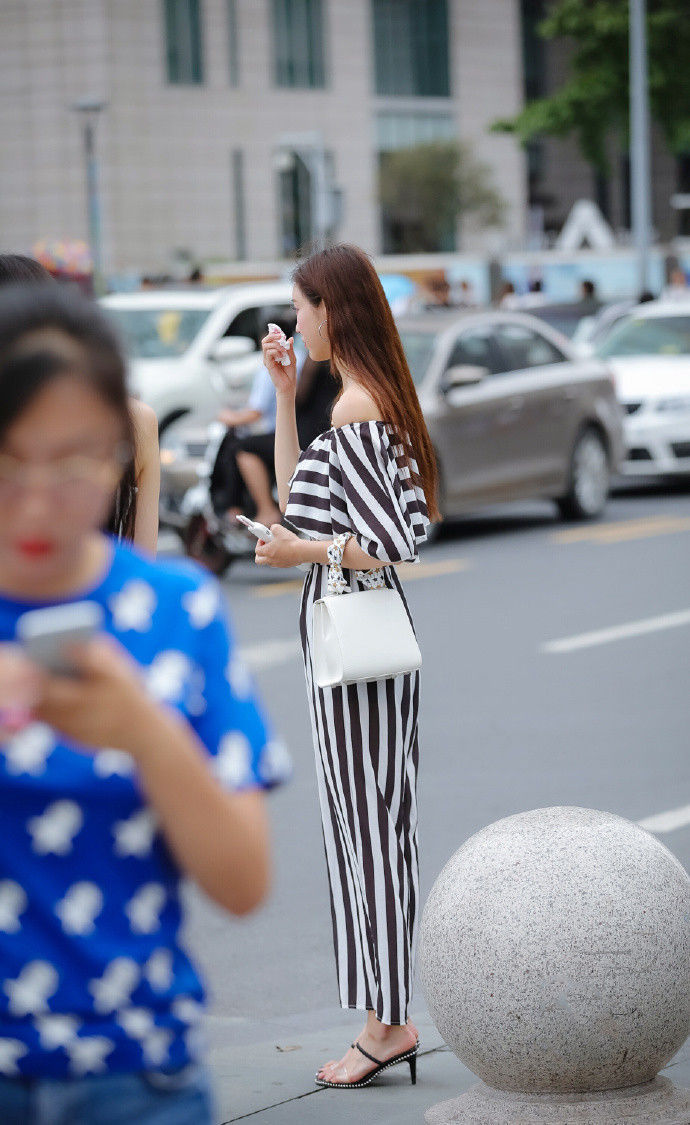 街拍：冰清玉洁清新淡雅的两位姑娘，穿上条纹装好像两位仙子