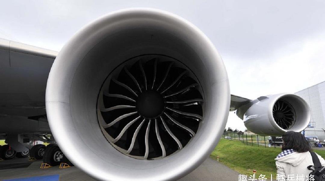 飞机机翼明明很薄,挂那么重的发动机却不会断,究竟是为什么?