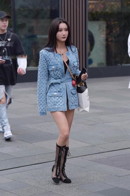 牛仔|独特设计，牛仔外套穿上很有气质，配黑色的靴子穿很帅气！