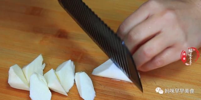 金黄|炖鸡汤别直接下锅,大厨教你2招,颜色金黄浓白,无腥味特鲜美