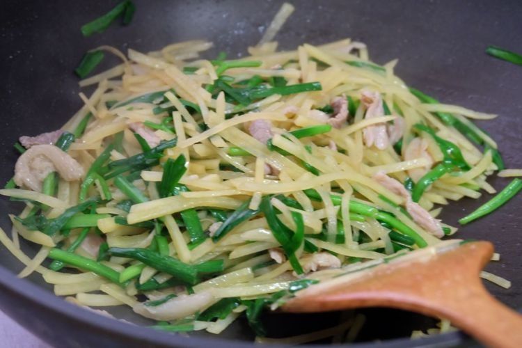 韭菜和土豆这样做,比吃肉还解馋,连吃一周也不腻