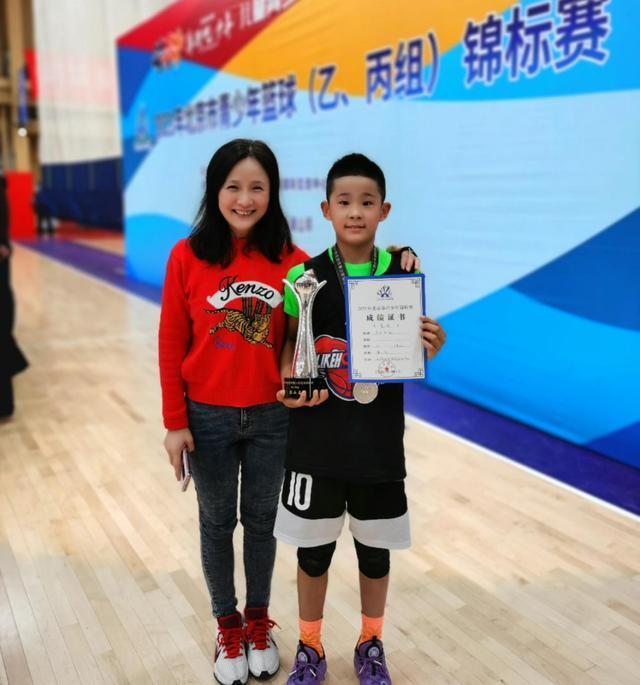 娇妻|杜峰家庭近况:女儿互喂甜食温馨,35岁娇妻带3娃,岳父母地位高