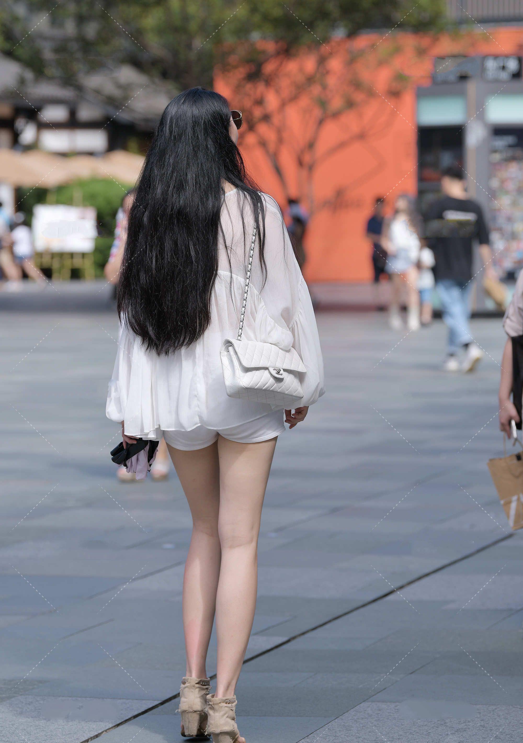 时尚 黑灰色上衣搭配纯白色超短紧身裤,时尚有韵味,甜美可人