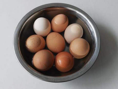 下锅|煮鸡蛋时,直接下锅煮就错了,多加这1步,鸡蛋又香又嫩还易剥皮