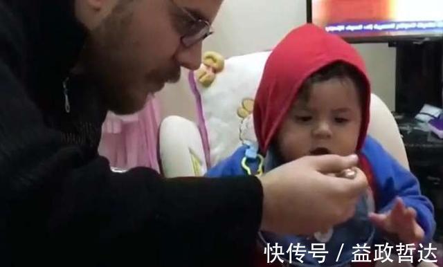 儿子|爸爸喂儿子吃辅食,全喂到他自己嘴里,宝宝懵了:这是亲爸吗?