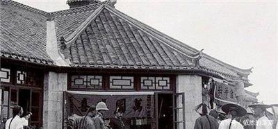 女人|晚清老照片照片中女人的行为让人唾弃,大清灭亡的理由也在其中!