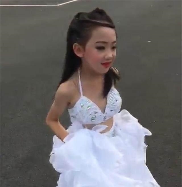 风头|新娘请6岁小女孩当伴娘,可女孩化妆后太漂亮,抢了新娘的风头